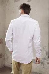 Camisa blanca con finas rayas verticales azules, de corte slim fit y manga larga.