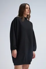 Sudadera deportiva larga negra con cuello alto y corte holgado.