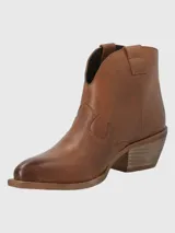 Botín de cuero metalizado color peltre, con puntera fina, laterales con diseño estilo cowboy y taco bajo.