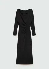 Vestido midi negro con escote off-shoulder, manga larga y frunces laterales.
