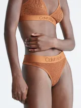 Colaless de encaje color marrón con cintura elástica y logo de Calvin Klein.