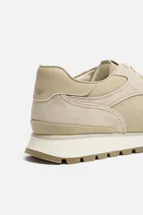 Zapatillas casual color beige con cordones. Parte superior fabricada en combinación de piezas con detalles en piel con acabado serraje. Suela dentada en contraste de color.