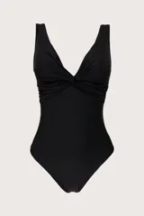 Traje de baño entero negro con escote en V y diseño cruzado en la parte delantera.