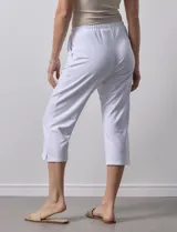 Pantalón capri de algodón color celeste, con pretina elastizada y bolsillos laterales.