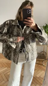 Camisa de denim con estampado de reptil, de corte recto y manga larga.