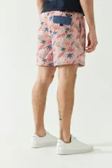 Short de baño estampado color lavanda, con cintura elástica y cordón, y dos bolsillos laterales.