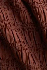 Musculosa marrón con escote redondo y diseño de punto smock.