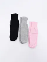Pack de tres pares de medias de caña media, un par negro, un par gris y un par rosa.
