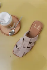 Sandalias tipo mule de cuero color marrón chocolate, con diseño de tiras anchas cruzadas y suela plana.