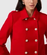 Saco femenino color rojo, de tejido polivelour, con cuello solapa, manga larga y diseño cruzado abotonado con botones dorados.