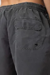 Short de baño gris con cintura elastizada y cordón ajustable. Tiene bolsillos laterales y logo de la marca en la pierna derecha.