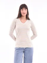 Remera de manga larga color ladrillo, con escote en V.