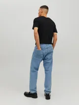 Camiseta negra de manga corta y cuello redondo, corte slim.