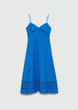 Vestido azul eléctrico con tirantes finos ajustables y escote de pico con detalle de solapa.