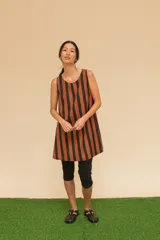 Vestido corto a rayas verticales en tonos marrón, negro y naranja. De corte recto, sin mangas y con cuello redondo. Confeccionado en algodón.