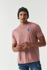 Remera blanca de manga corta con cuello redondo y estampado con flores y texto en tonos marrones.