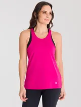 Musculosa deportiva negra de corte clásico con espalda racerback y logo pequeño en el ruedo.