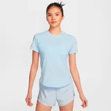 Remera deportiva Nike Dri-Fit Swift para mujer, color celeste con logo reflectivo en el pecho.