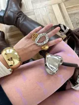 Anillo plateado de aleación con forma irregular.