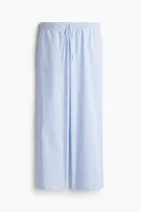 Pantalón de algodón a rayas verticales celestes y blancas, con cintura elástica y cordón ajustable.