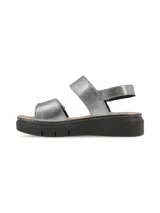 Sandalias plateadas con plataforma negra, tiras anchas con ajuste de velcro y plantilla de cuero.