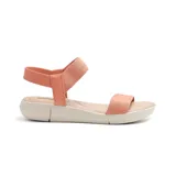 Sandalias bajas color salmón con tiras elásticas y suela blanca.