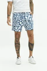 Short de baño con estampado a rayas verticales en tonos celeste y blanco, con cintura elástica ajustable con cordón, dos bolsillos laterales y uno trasero.