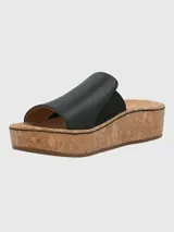 Sandalia de cuero color negro con plataforma de corcho y ajuste elástico.