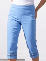 Pantalón capri blanco de gabardina elastizada con bolsillos simulados, pretina ancha, corte recto y detalle de puntilla en el ruedo.
