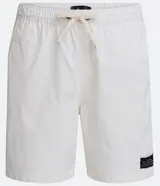 Bermuda celeste de sarga con cintura elástica ajustable con cordón, bolsillos laterales y traseros, y etiqueta con logo en la parte inferior.