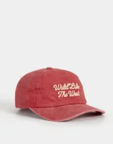 Gorra de béisbol color rojo cereza con bordado frontal en color crudo con la frase "Wild Like The West".