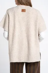 Chaleco de punto oversize con escote en V, hombros caídos y textura acanalada en color beige, confeccionado en una mezcla de acrílico, poliéster, nylon, lana y spandex.