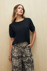 Top color camel de manga corta con textura sutil y calce ajustado.