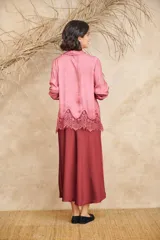 Camisa de seda color rosado con cuello clásico, abotonada al frente, mangas largas con puños abotonados y terminación inferior con encaje floral.