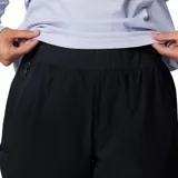 Pantalón jogger negro de mujer, marca Columbia, modelo Leslie Falls. Confeccionado con tejido Omni-Shield™ que repele la humedad y Omni-Shade™ UPF 50 que protege de los rayos UVA/UVB. Cuenta con cintura elástica, bolsillos laterales y traseros, y un bolsillo de seguridad con cremallera.