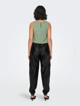 Pantalón cargo negro de cuero sintético, tiro medio, con cintura y ruedos elastizados y bolsillos laterales.