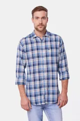 Camisa celeste y azul a cuadros, de lino y algodón, con mangas 3/4 y corte clásico.