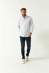 Camisa celeste a cuadros, de corte slim fit, manga larga y logo bordado. Confeccionada en 100% algodón.