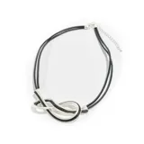 Collar con diseño de infinito, confeccionado con cuerda negra y detalles metálicos.