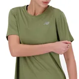 Remera deportiva verde oliva de manga corta, con logo reflectivo de New Balance en el pecho.