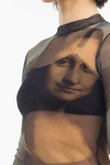 Remera de mesh transparente con cuello alto y mangas largas, con estampado de la Mona Lisa.