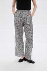 Pantalón de viscosa con estampado animal print en tonos grises y negros, de corte recto.