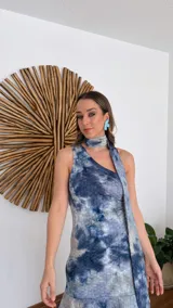 Vestido largo de fiesta con estampado tie-dye en tonos de azul y blanco. Presenta escote halter con lazos y abertura lateral en la falda.
