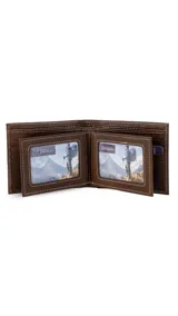 Billetera de cuero marrón con costuras blancas, diseño plegable, doble visor, tarjeteros y doble repartición para billetes.