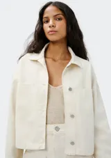 Chaqueta corta de denim color borgoña con cuello clásico, cierre frontal con botones metálicos y bolsillos de parche en el pecho.