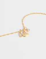 Cadena dorada con dije de strass y corazón de metal.