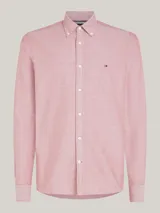 Camisa Tommy Hilfiger de corte slim fit, confeccionada en algodón Oxford con textura dobby. Diseño liso color salmón, con cuello abotonado, mangas largas con puños redondeados y logo bordado en el pecho.