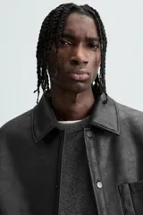 Sobrecamisa marrón de efecto piel con interior de borreguillo a tono, de corte relaxed fit, cuello solapa, manga larga con puños abotonados, bolsillos de plastrón en pecho y laterales, efecto lavado y cierre frontal con botones a presión.