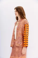 Kimono de viscosa con bordado matelasé vertical y mix de estampas en tonos naranja, rosa y marrón.