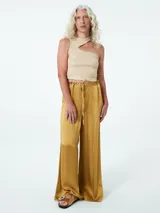 Pantalón de satén gris con corte relajado y cintura ajustable.